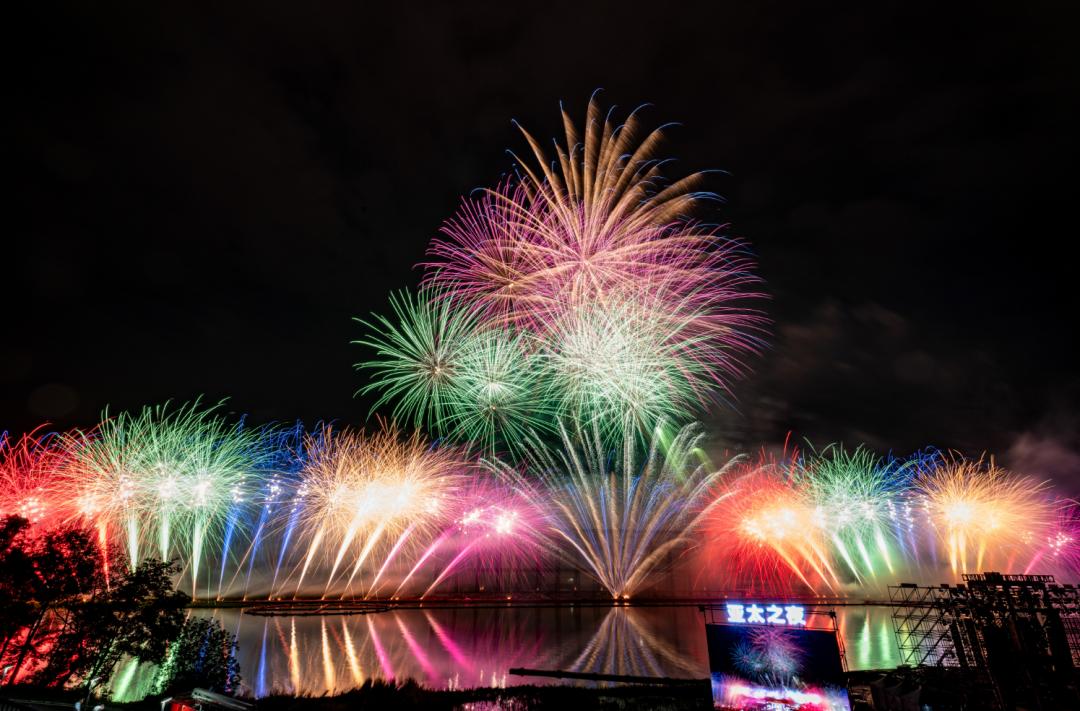 浏阳河畔,争奇斗"焰"!