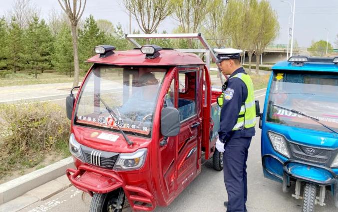 宁夏交警针对两轮三轮电动摩托车和电动自行车开展专项整治