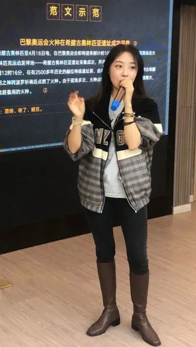 他们参加了昨天由五星体育记者,主持人主讲的培训课,对体育赛事采访和