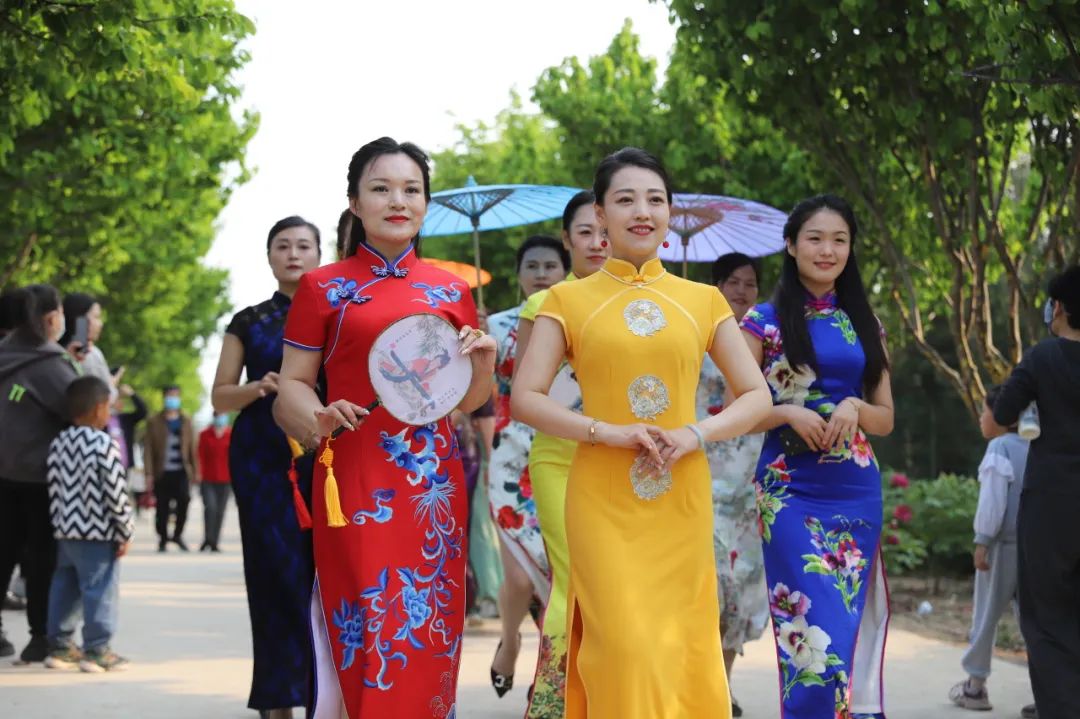 为这里增添了一道流动的风景线迈着轻盈步履漫步牡丹园伴着优美的乐曲