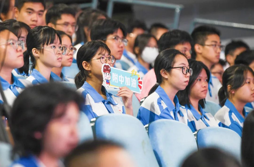 岭南师范学院附属中学,湛江市第五中学,湛江市第七中学的参赛学生进行