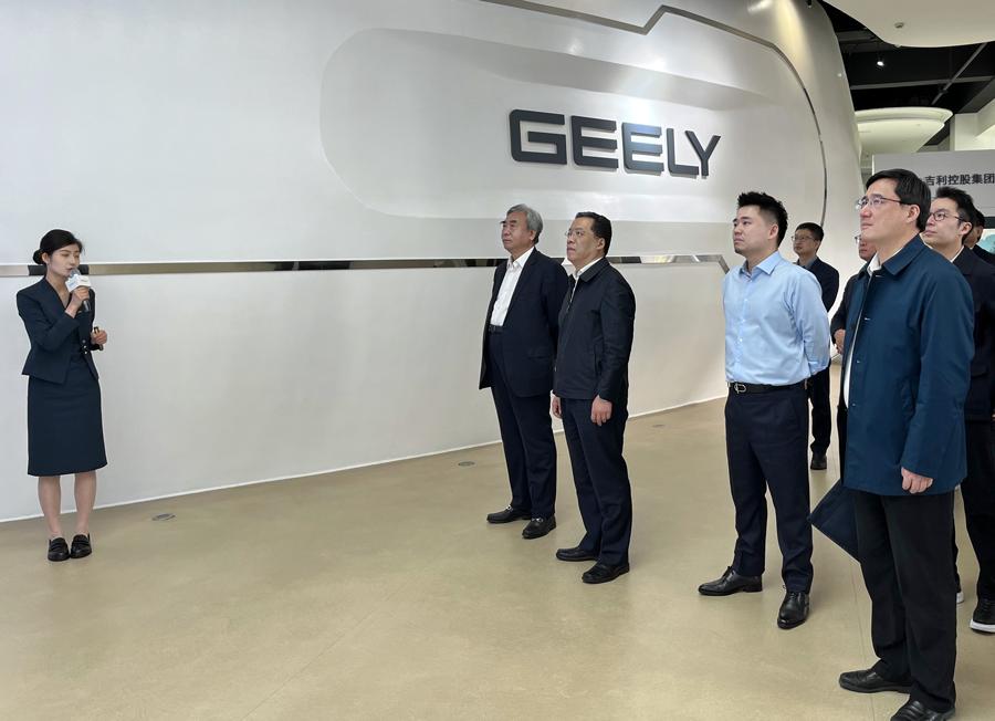 丁纯一行参观了吉利汽车体验馆,并与该公司高管王召兴,李星星等进行了