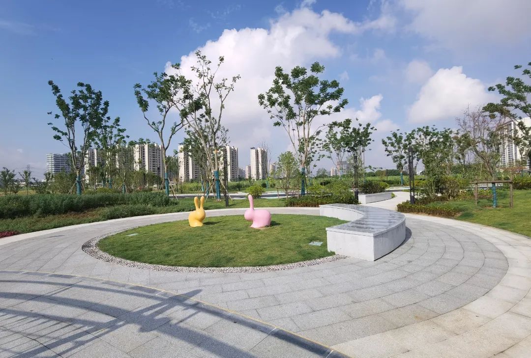 公园接邻水系,生态环境良好,辐射周边小学和多个小区,地理位置优越.