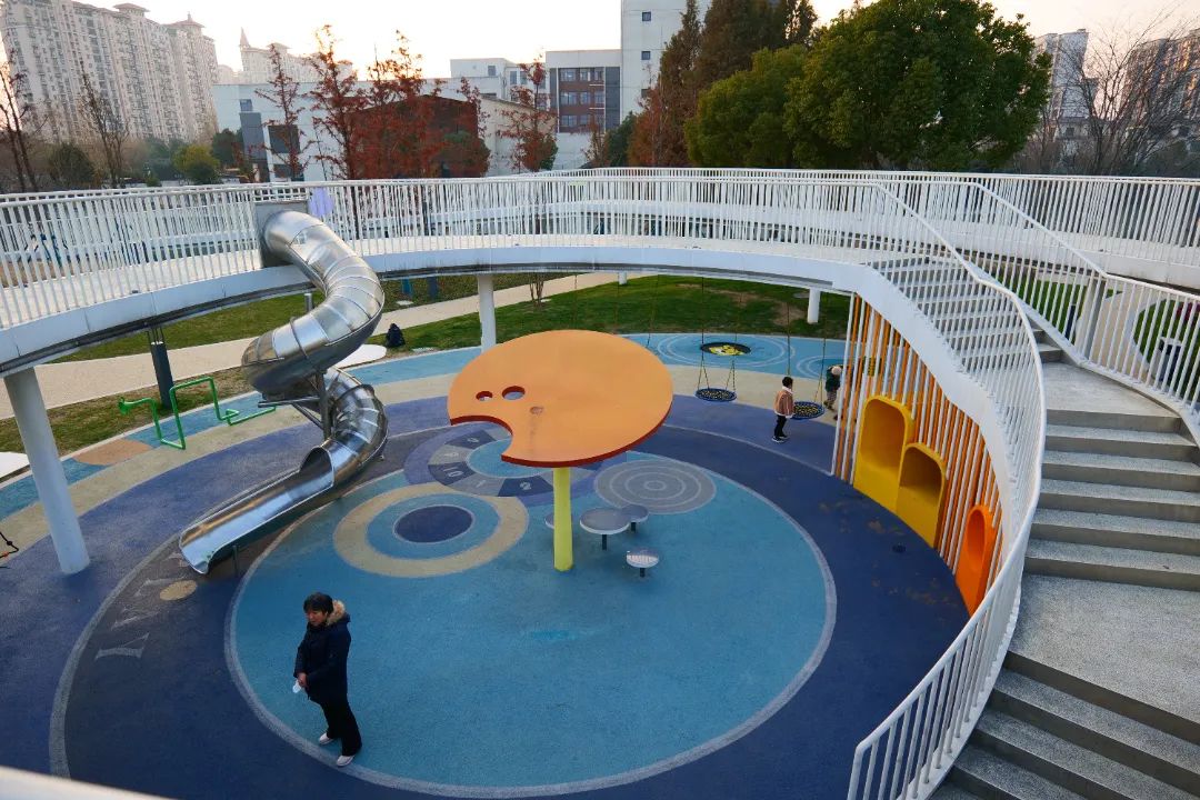 城市家具展示公园位于惠山经济开发区堰新路与惠源路交叉口西北角