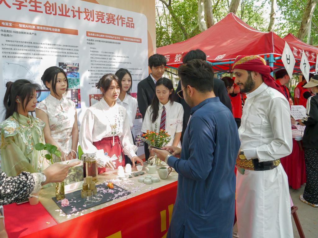 河南职院举办"爱党 报国 荣校"社团文化成果展暨"挑战杯"大学生创业