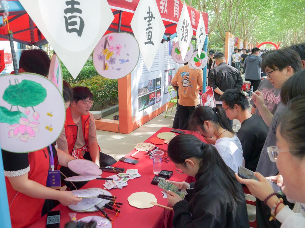 河南职院举办"爱党 报国 荣校"社团文化成果展暨"挑战杯"大学生创业