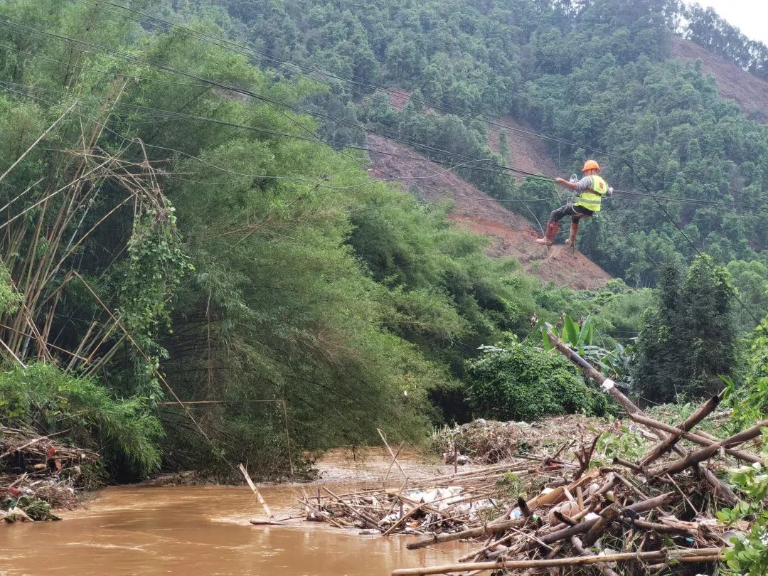 下雨山体滑坡图片图片