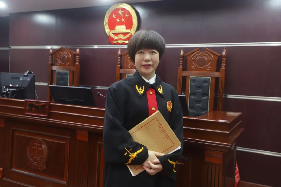 叮铃铃……"刚送走一对调解和好的小夫妻,仙游法院法官陈建红的手机就