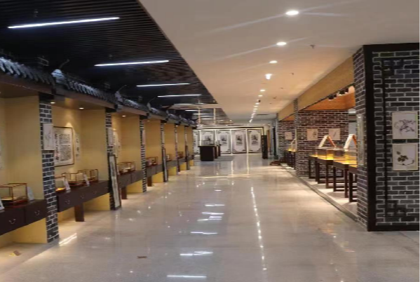 灵秀峡山盼君来,尽放风筝赏春光