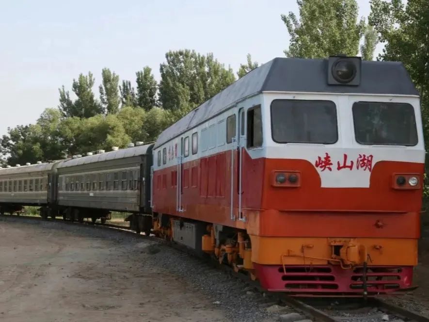 灵秀峡山盼君来,尽放风筝赏春光