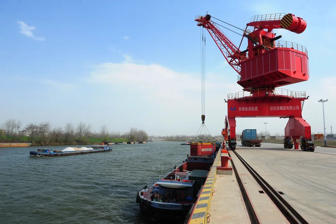 王彪 摄在淮河阜阳港南照综合码头,一期主体结构已全部完成.