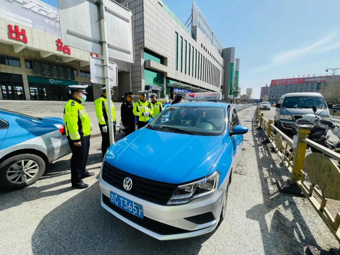 四平交警联合市运管部门治理出租汽车违法违规乱象