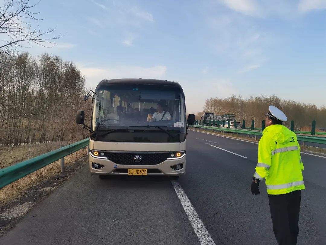 松原分局:15名旅客滞留高速路 民警迅速救援获称赞丨暖心警事_澎湃号