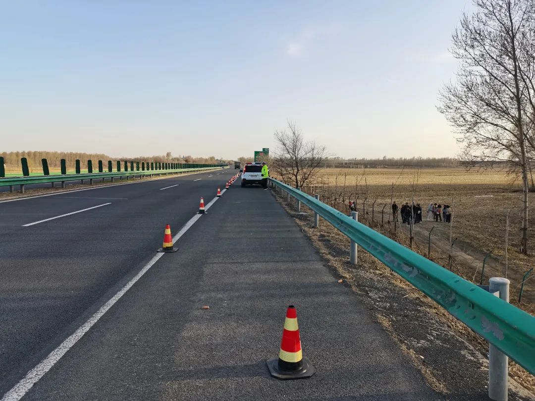 松原分局:15名旅客滞留高速路 民警迅速救援获称赞丨暖心警事_澎湃号