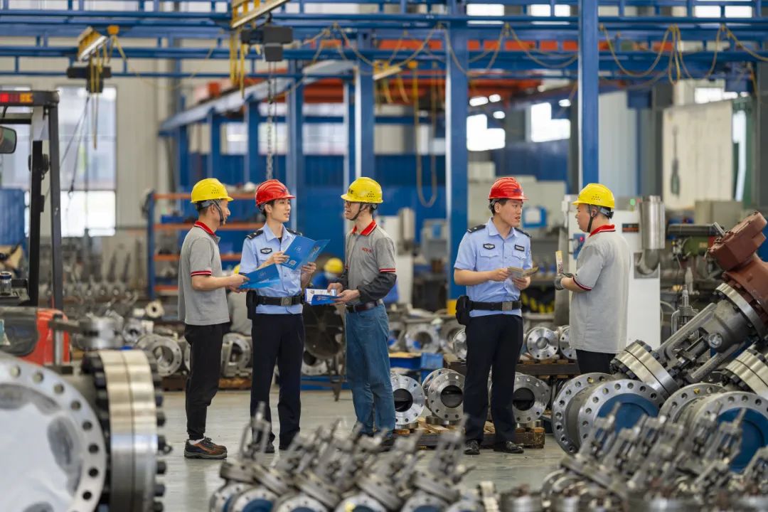 有效深化"放管服"改革,切实加强执法规范化建设,纵深推进从严治警,为