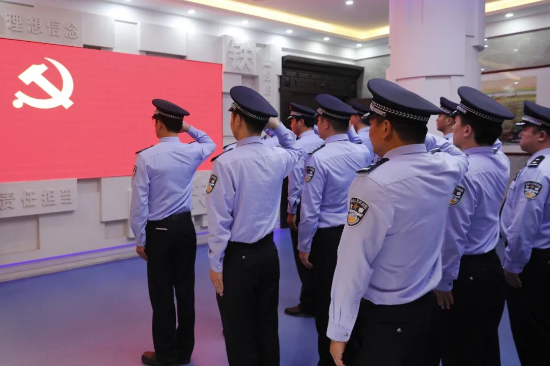 要进一步加强队伍建设,全面从严治警规范执法行为,加强执法监督,依法