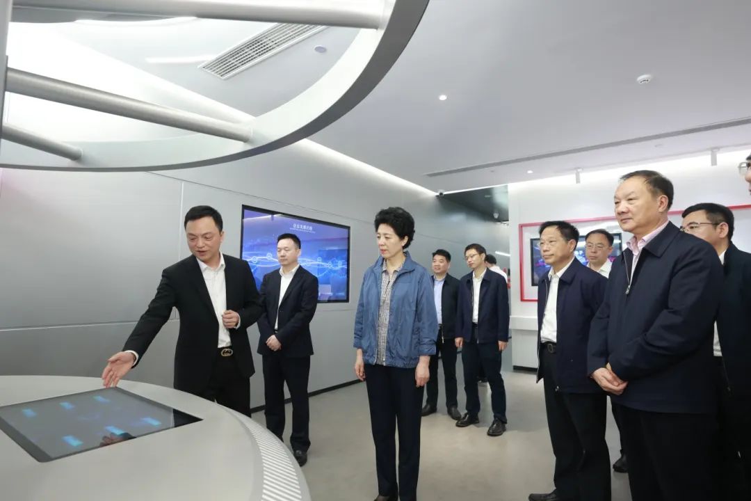 4月19日,省人大常委会党组书记,副主任乌兰率执法检查组在湖南进芯