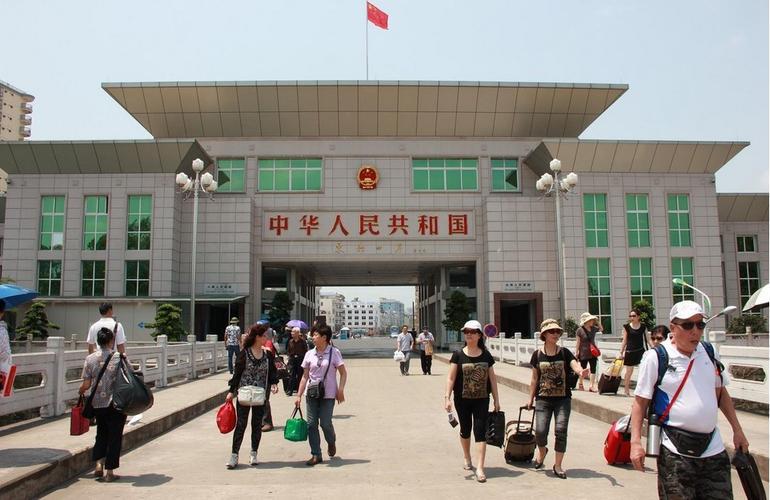 广西东兴口岸日出入境旅客连续突破3万人次