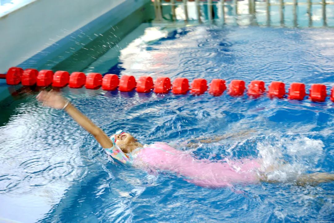 校园圈丨奋"泳"争先,度假区实验学校"小飞鱼"展身手