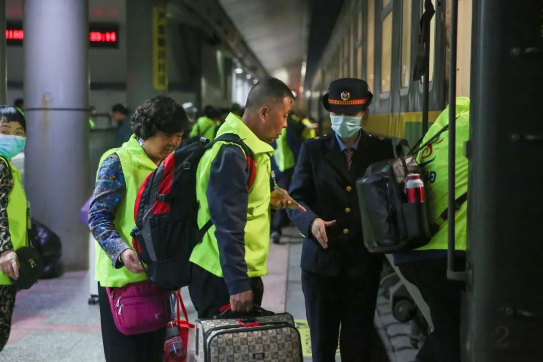 环西部火车游丨甘肃首趟"港珠澳"旅游专列开行