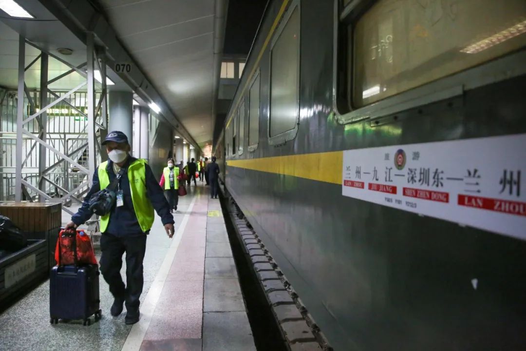 环西部火车游丨甘肃首趟"港珠澳"旅游专列开行