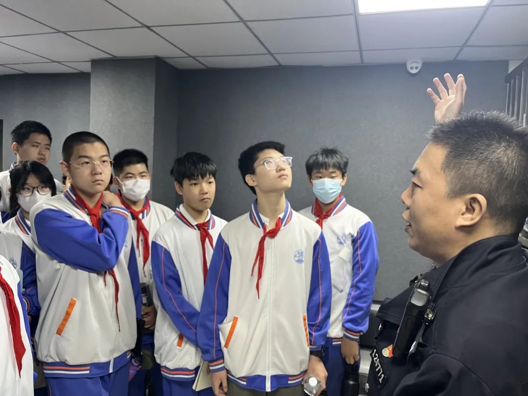 与法同行 守护少年的你——河北区法院司法警察大队组织木斋中学师生