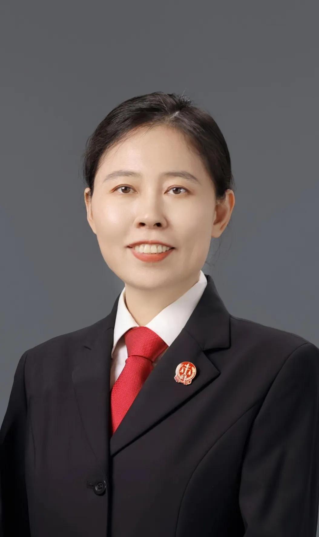 兰山法院少年法庭副庭长 王荣华国家实行烟草专卖管理,对烟草专卖品的