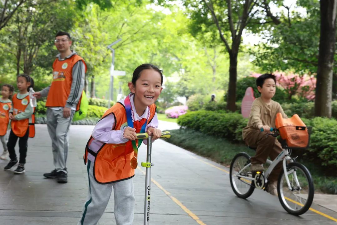 本次亲子定向赛起点选定在杨柳郡东公园大草坪,途经李宁体育园和