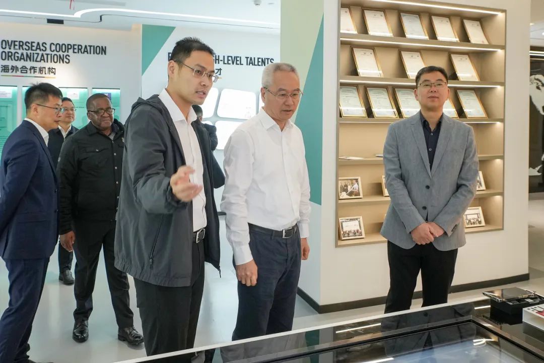 周其凤院士工作站揭牌仪式在柯桥举行