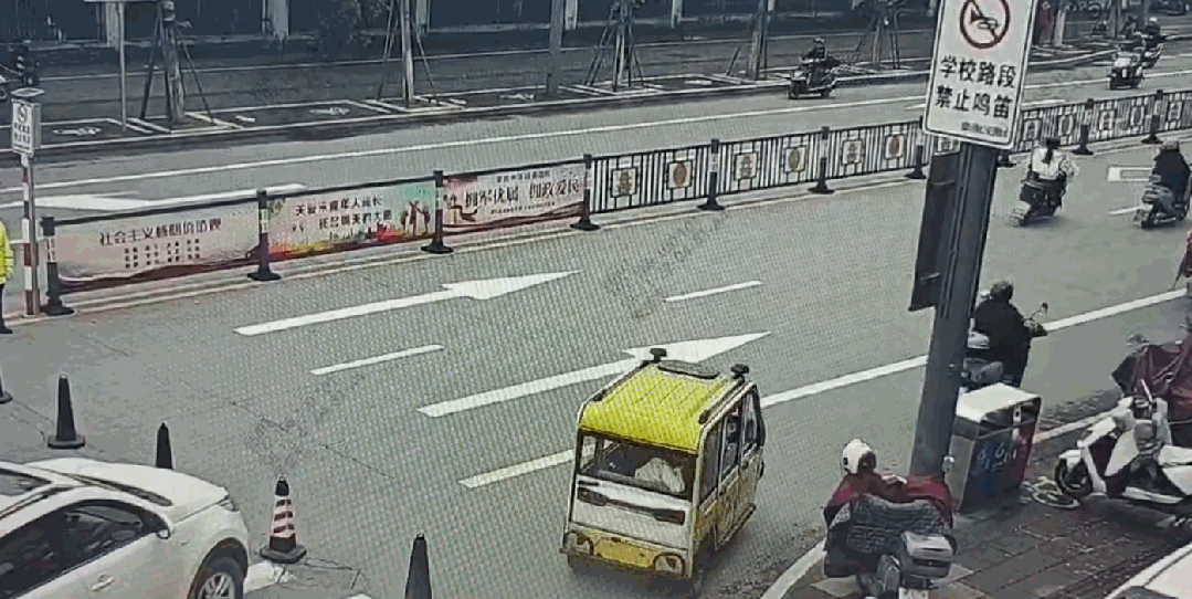 4月8日下午,在余江一中放学后学生集中出行时段,交警正在白塔东路华源