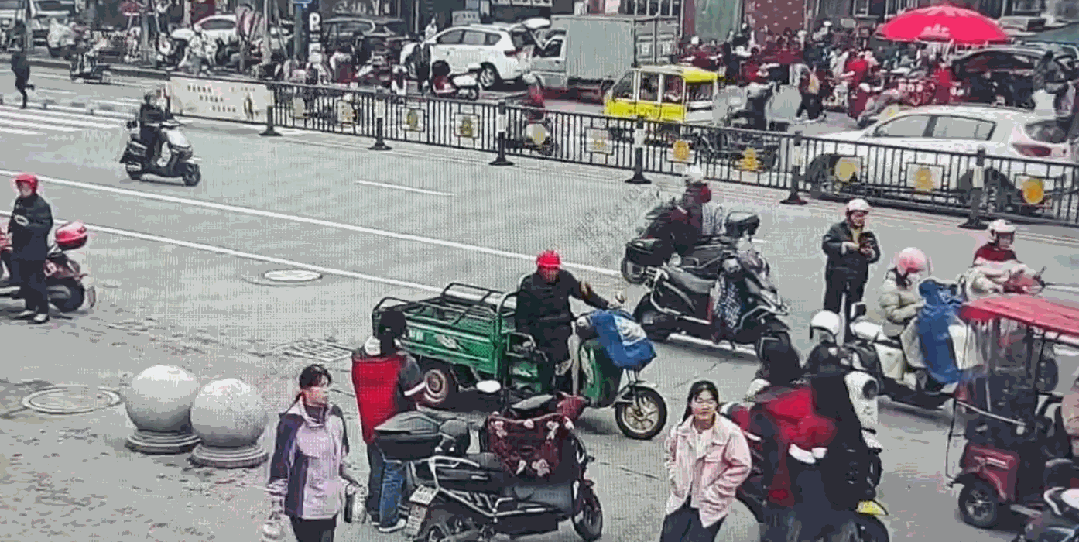 4月8日下午,在余江一中放学后学生集中出行时段,交警正在白塔东路华源