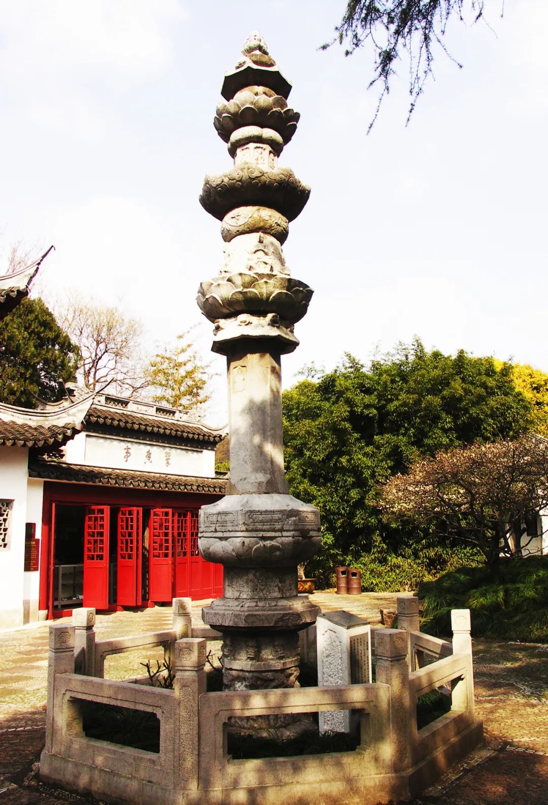 两座唐代经幢造型优美,雕刻细腻,为上海地区古代石刻之珍品.