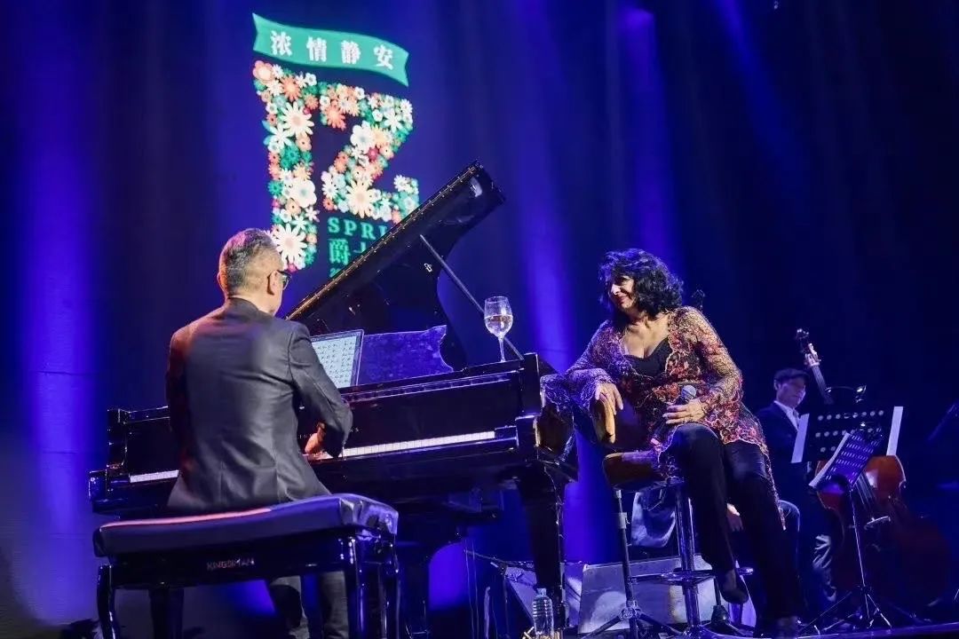 那个时代我们开玩笑说,人们是有点"崇洋媚外"的,酒吧和演出场所喜欢请