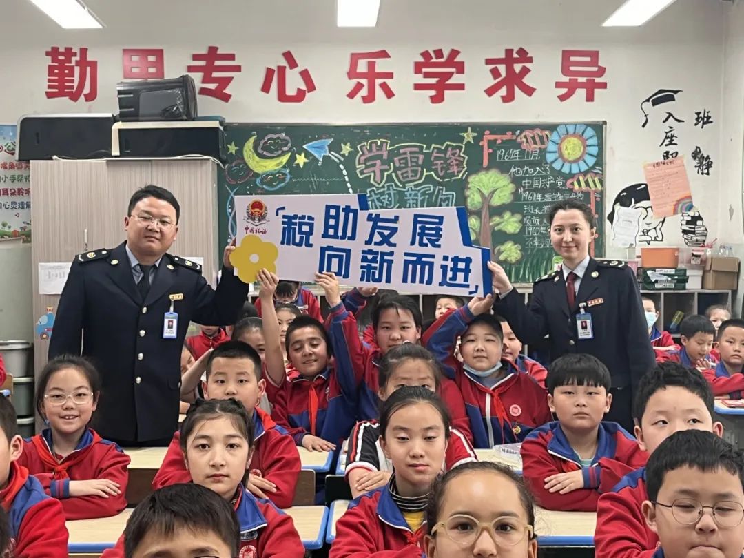河南税务在驻马店市第八中学讲授税课.