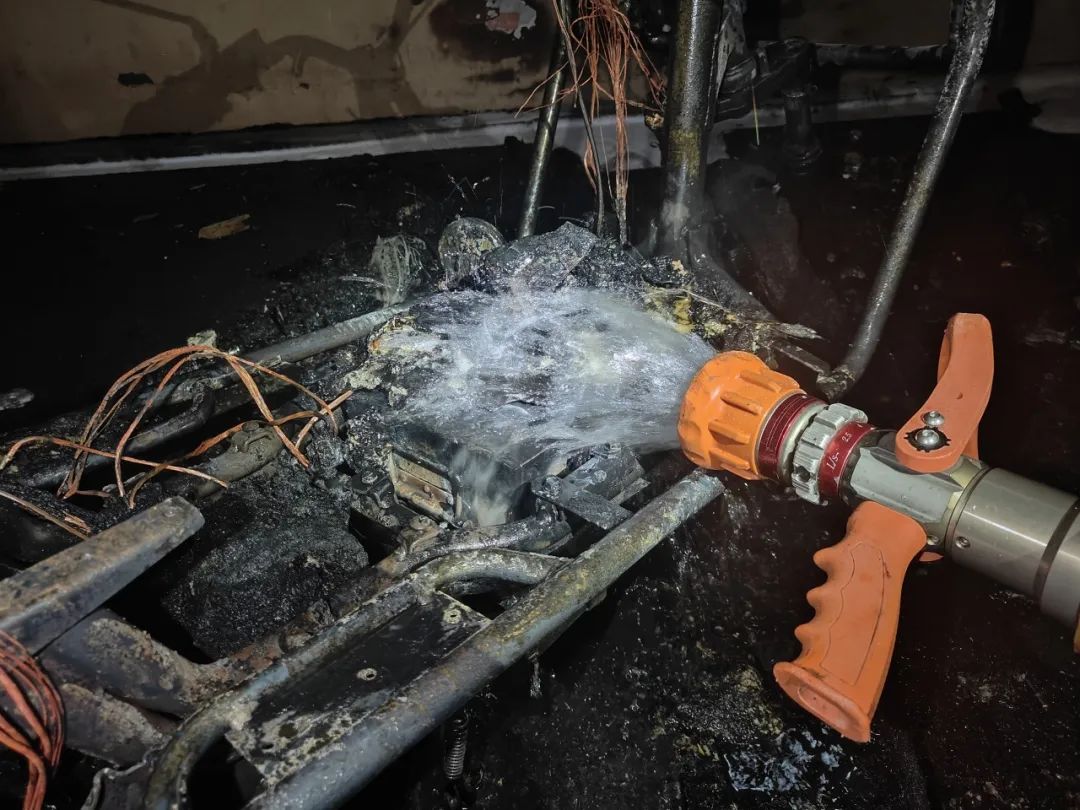 调查发现该电动自行车当时未处于充电状态,起火原因是超标锂电池(60v)