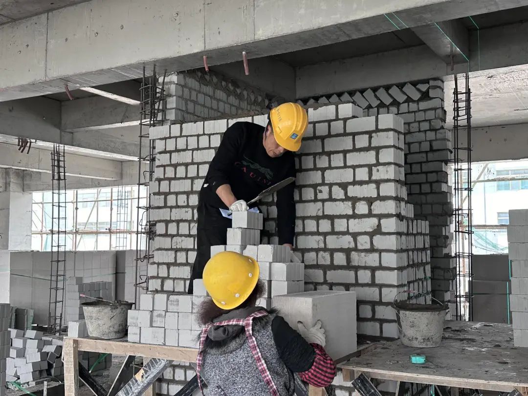 项目建设现场近日,记者走进古浪一中保障性租赁住房项目建设现场,只见