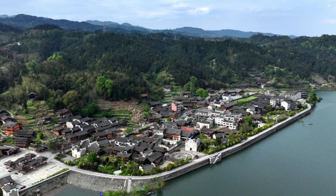 抬头有蓝天,出门有公园,散步有绿道……四月的天柱县坌处镇三门塘村