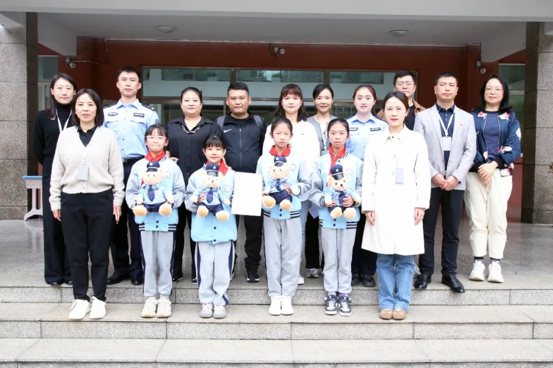 酷帅可爱的"警小熊"必须安排上  这4名同学被警察叔叔点名表扬!