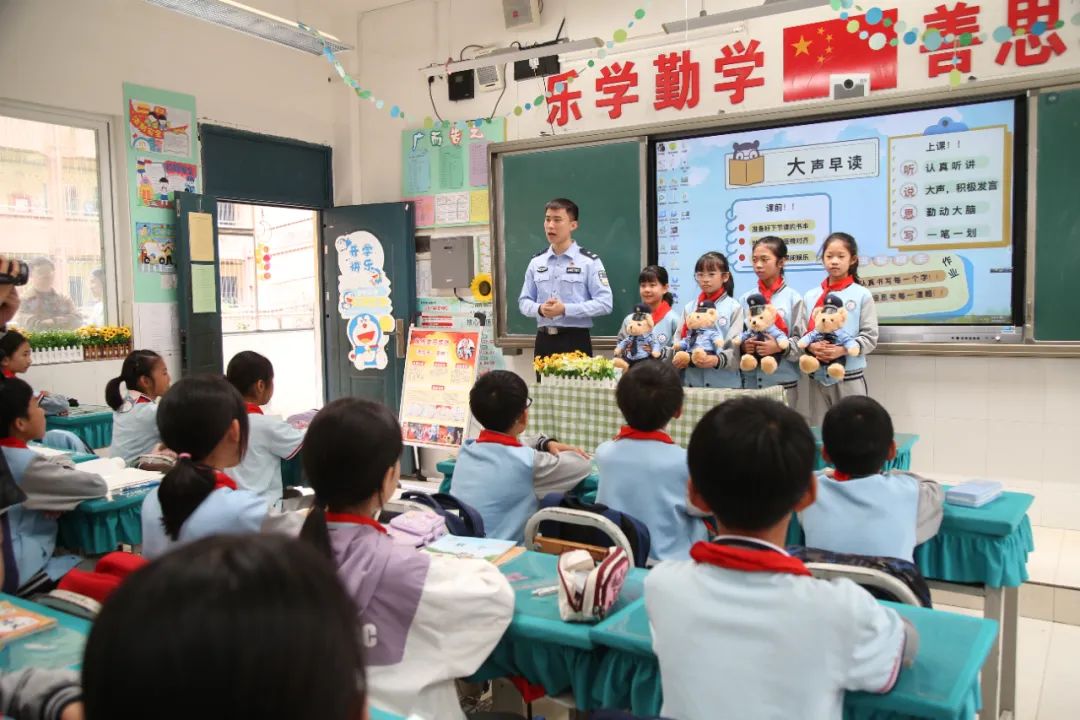 副所长王骞带领民警走进贵阳市第一实验小学,为王芷函,陆佳睿,杨羽飛