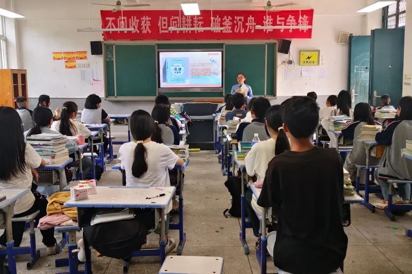 近日,浦城县检察院青工委组织青年干警到九牧中学开展"爱上阅读 爱上