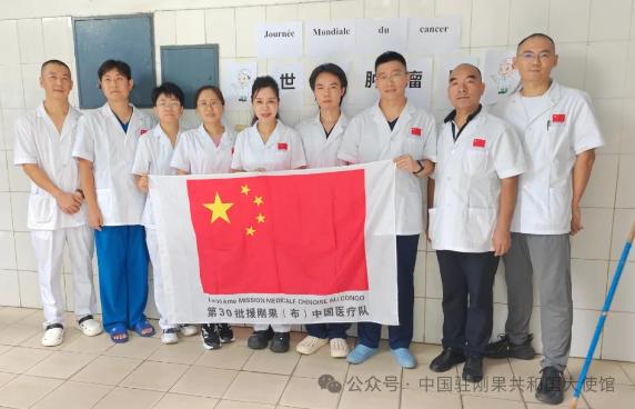 中国医疗队的医生们向当地民众介绍了乳腺癌,宫颈癌,前列腺癌等不同