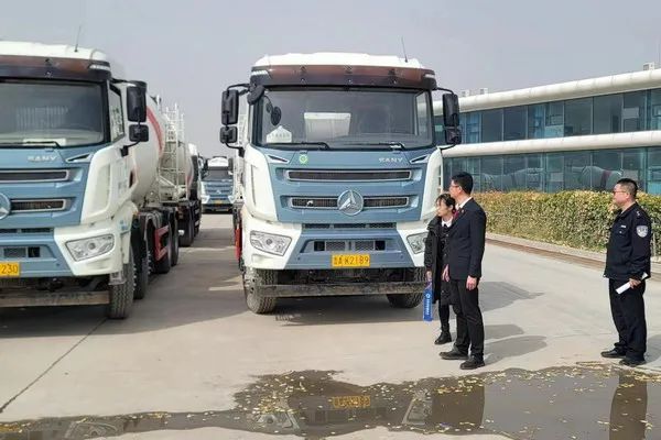 泰山区法院成功异地扣押搅拌车逾百辆