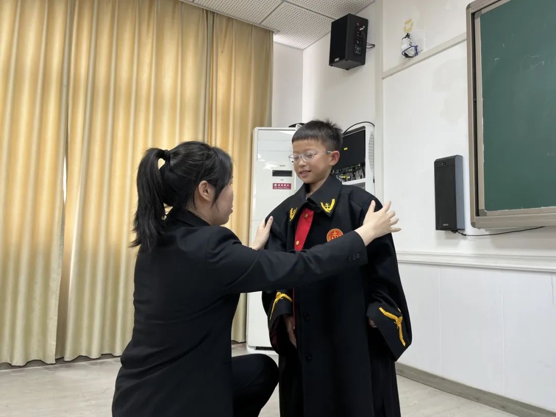 浙丽守未 缙心护苗 | 穿上法袍当法官,种下“法治梦”_澎湃号·政务_澎湃新闻-The Paper