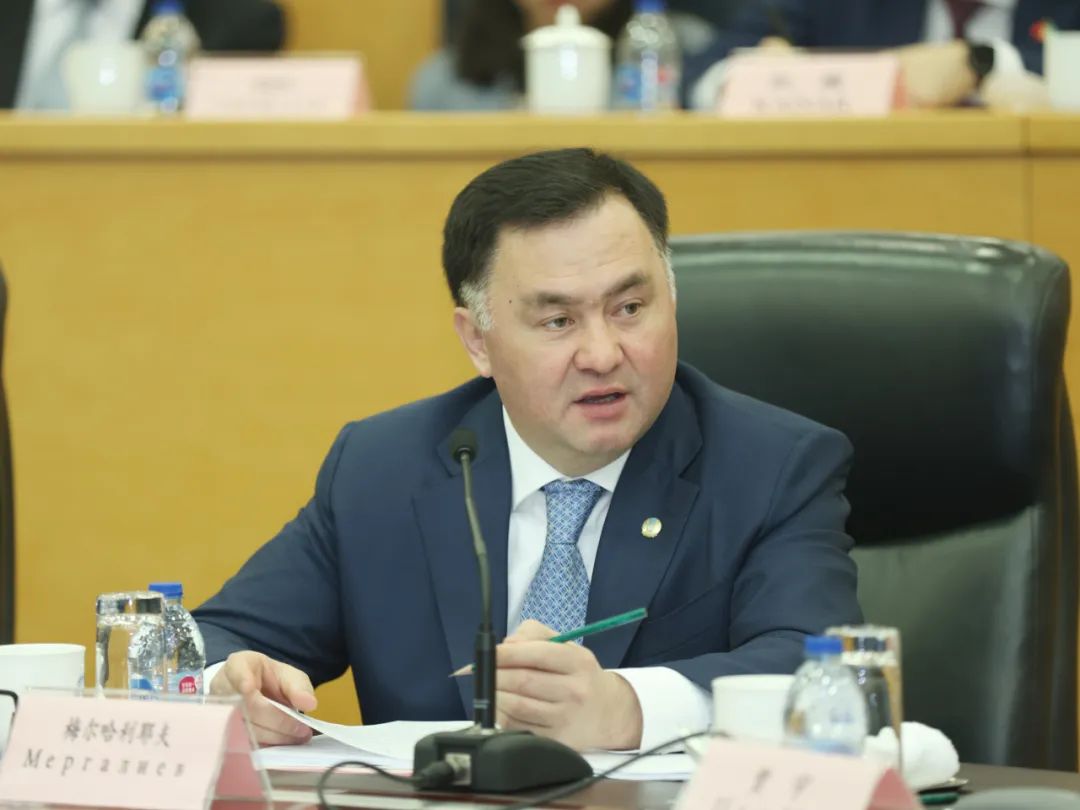 贾宇会见哈萨克斯坦最高法院院长梅尔哈利耶夫_澎湃号·政务_澎湃新闻