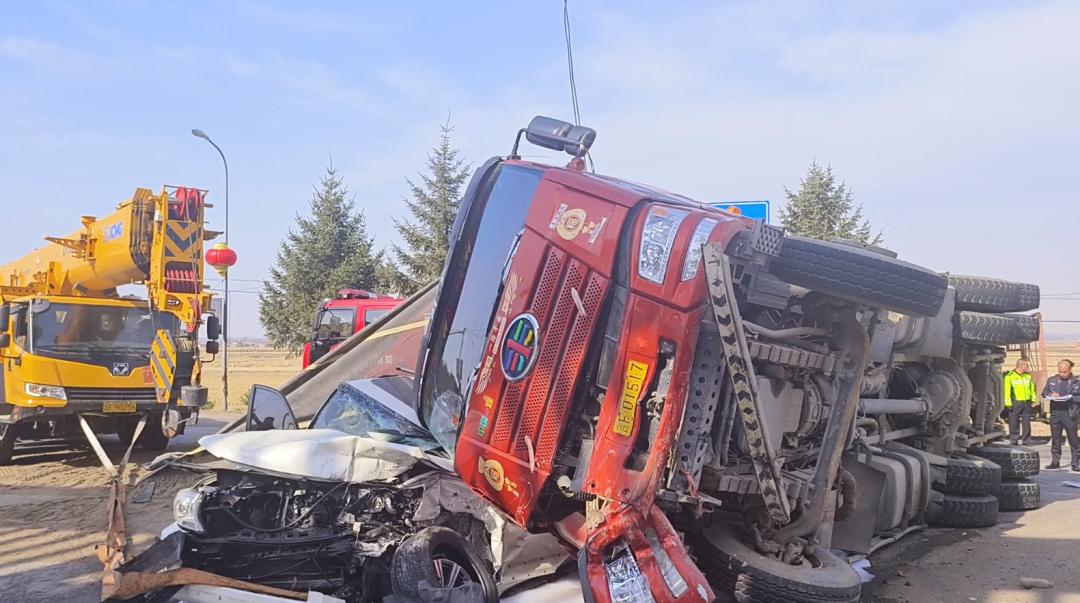 斗车消防救援人员到达现场发现有人员被困,急需救援发生一起交通事故