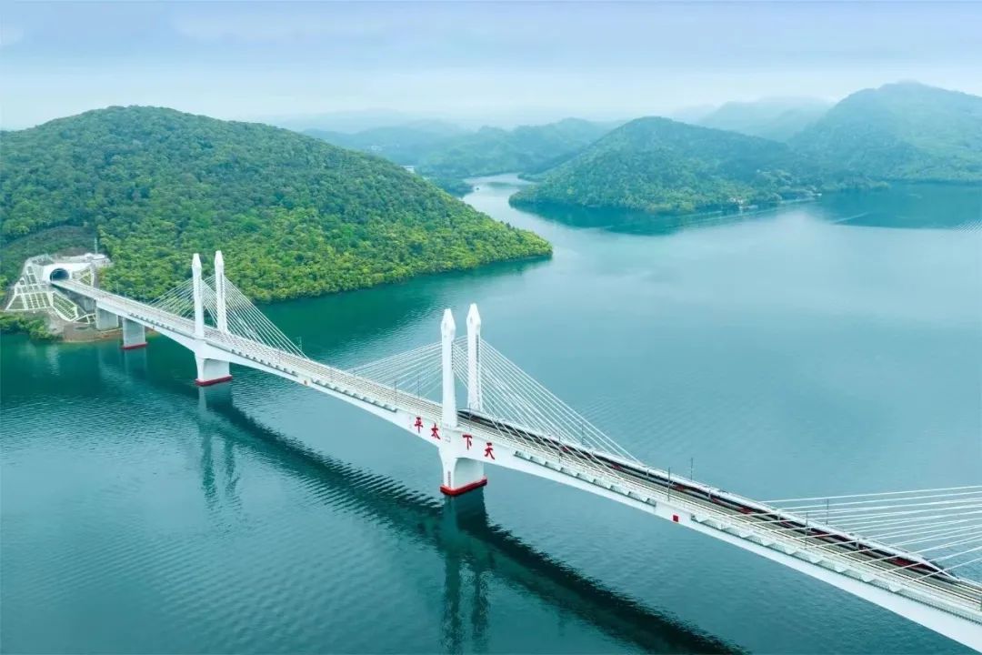 池黄高铁位于皖南山区,起自池州站,途经安徽省池州市贵池区,青阳县 