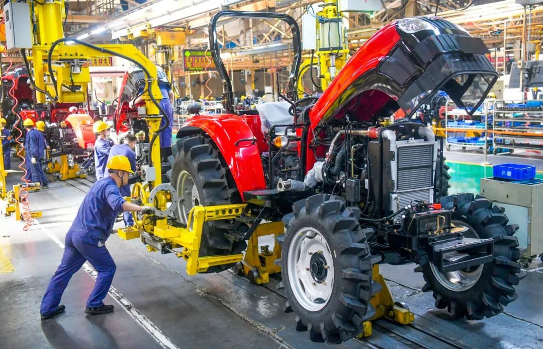 目前,该公司生产线满负荷运转,加紧赶制订单产品,日产拖拉机200台