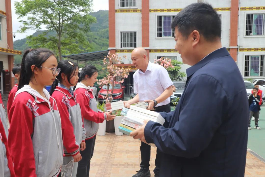 公司员工为马边彝族自治县三河口中学捐赠图书获点赞!