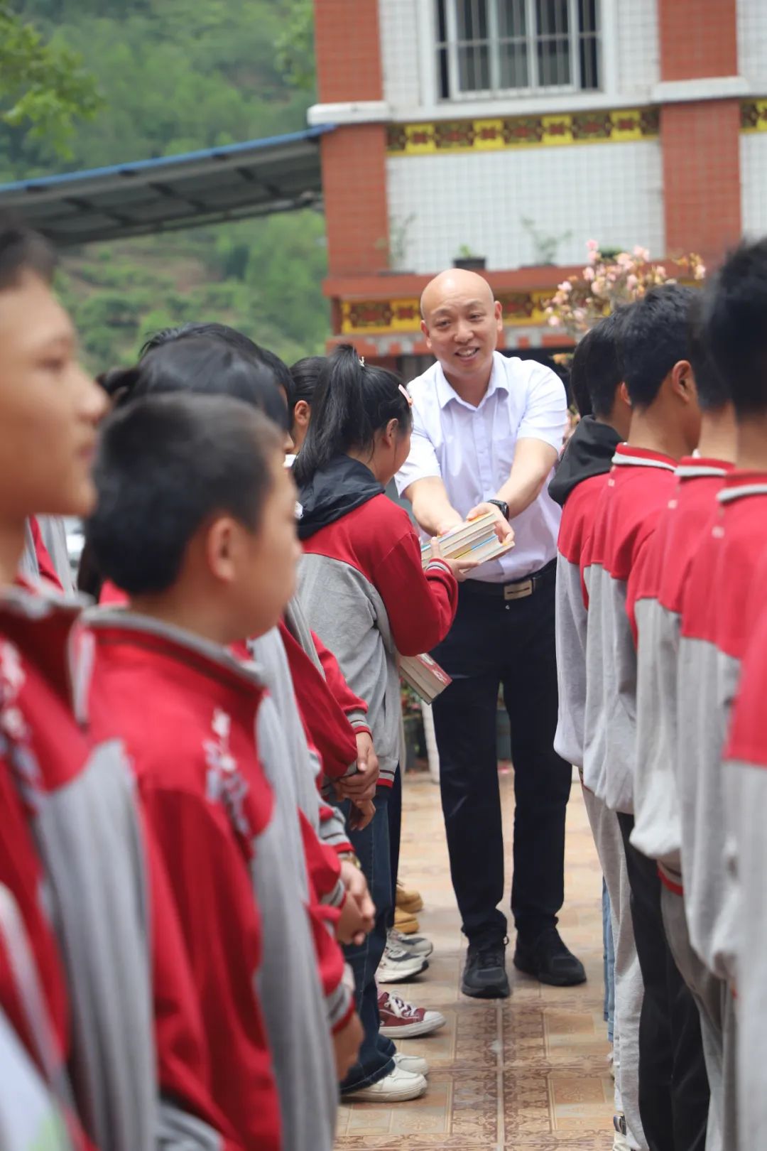 公司员工为马边彝族自治县三河口中学捐赠图书获点赞!