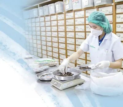 如今,中国援科医疗队队员不仅在诊所内为患者提供中医诊疗服务,还